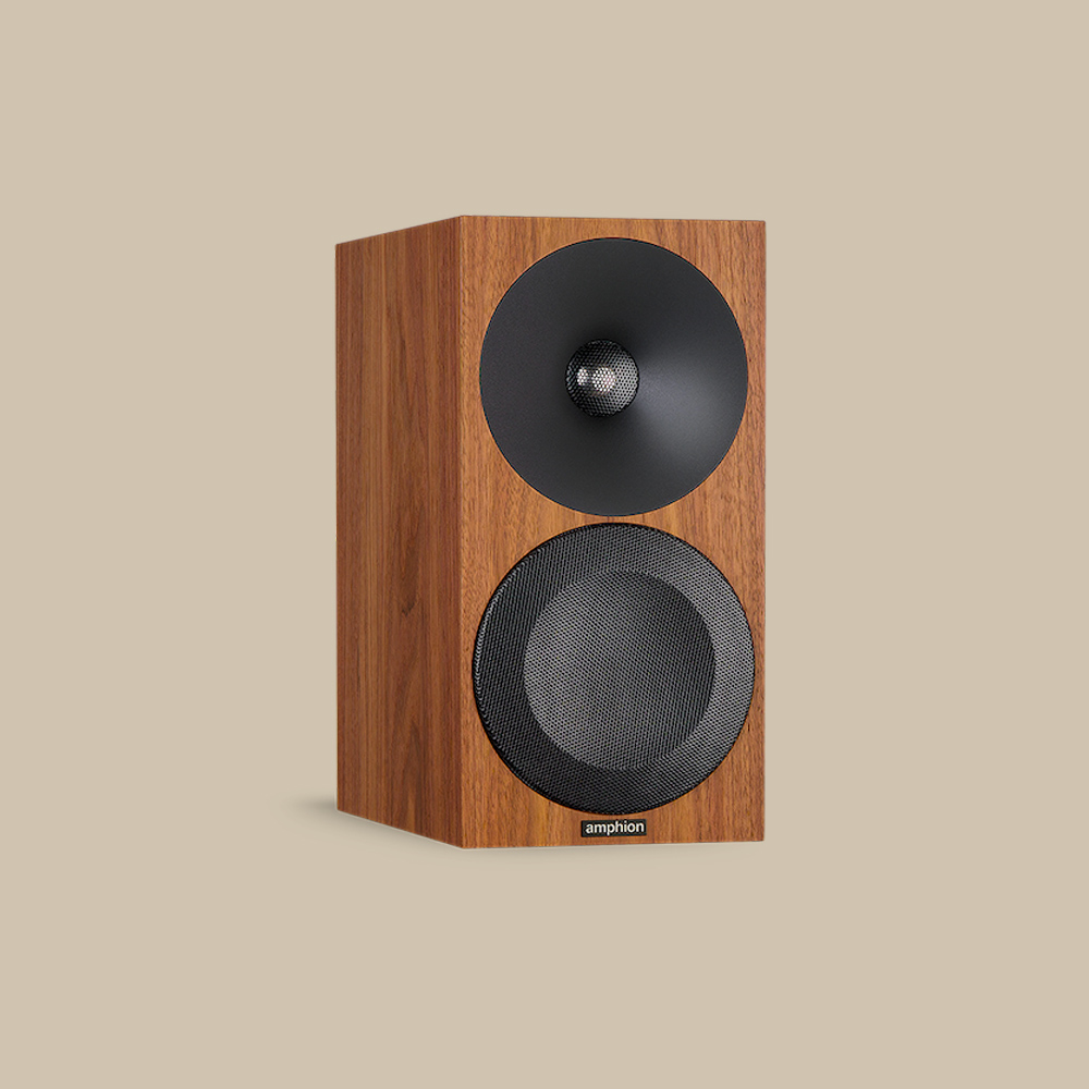 Bokhyllehögtalaren Helium 510, med sin snygga träfinish och slående diskant-woofer-duo, väntar på ljudmagi på en beige scen.