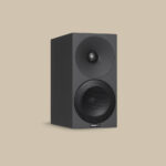 Helium 510-högtalaren, helt elegant i svart med sin woofer och söta tweeter, väntar på att få leverera beats - Amphions logotyp lyser på framsidan.