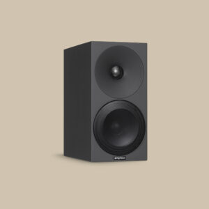 Helium 510-högtalaren, helt elegant i svart med sin woofer och söta tweeter, väntar på att få leverera beats - Amphions logotyp lyser på framsidan.