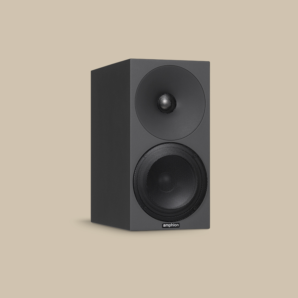 Helium 510-högtalaren, helt elegant i svart med sin woofer och söta tweeter, väntar på att få leverera beats - Amphions logotyp lyser på framsidan.