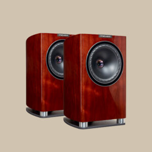 Två fantastiska Fyne Audio F701-högtalare i blankt trä med stora, djärva element sitter sida vid sida, redo att fylla rummet med ljud.