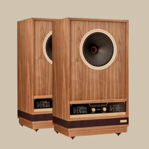 Ett par vintage Gold XII SP-högtalare står sida vid sida, med djärva svartgyllene koner och retro-radiodiskar - en ren audiofil njutning.