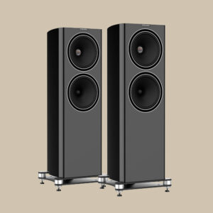 Två eleganta F704-golvhögtalare, djärva och svarta med stora runda element, står redo tillsammans - musikmagi som väntar på att hända.