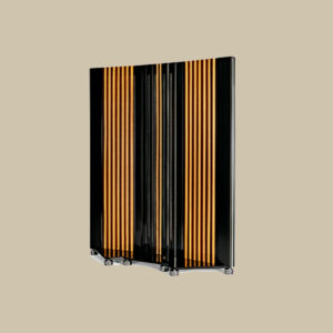 Michelangelo-radiatorns svarta och guldfärgade paneler bildar en visuell rytm, ett modernt riff mot en sval, diskret beige bakgrund.