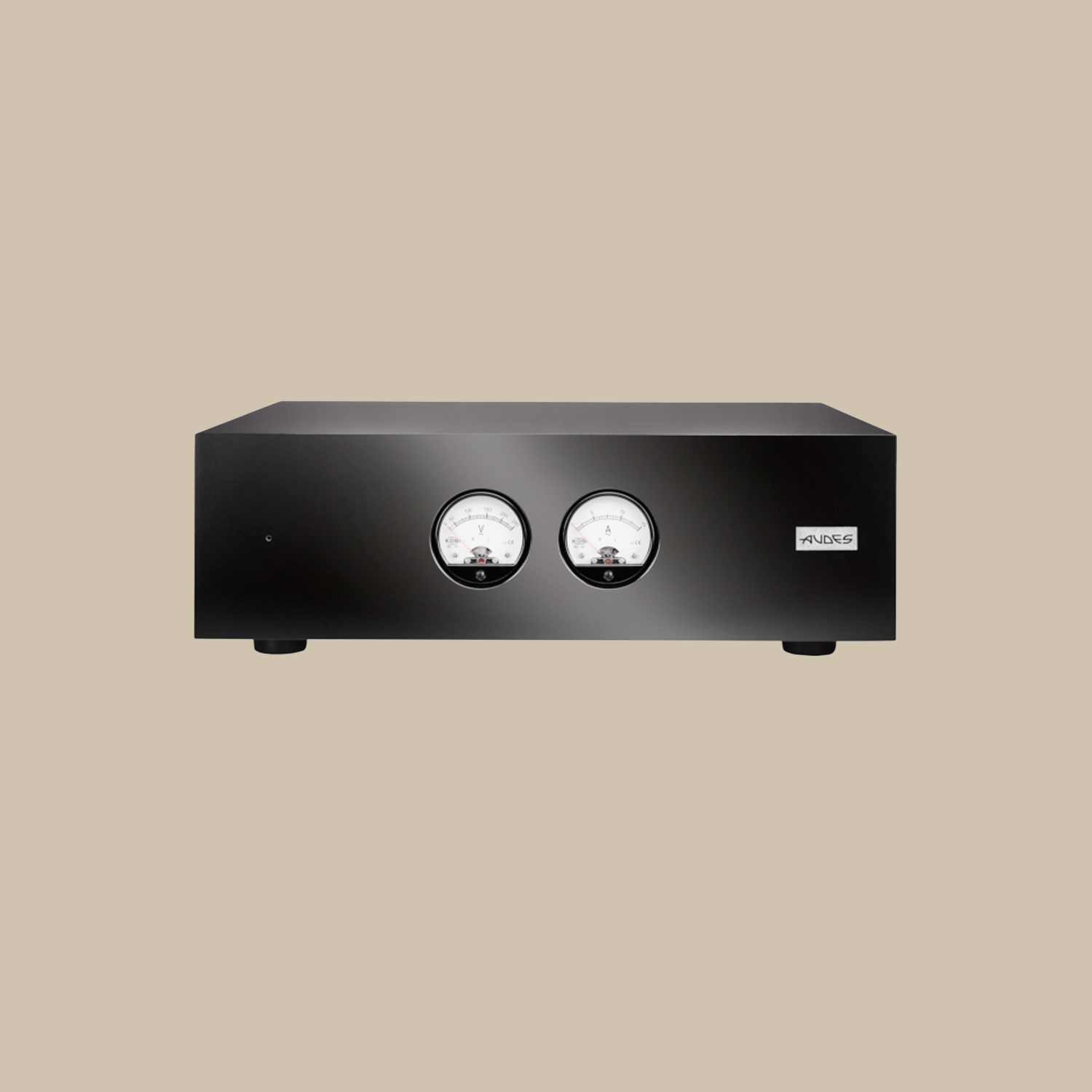 ST-1500DC, en elegant svart enhet med två släta analoga rattar och en diskret logotyp, är redo att spela låtar på en beige scen.