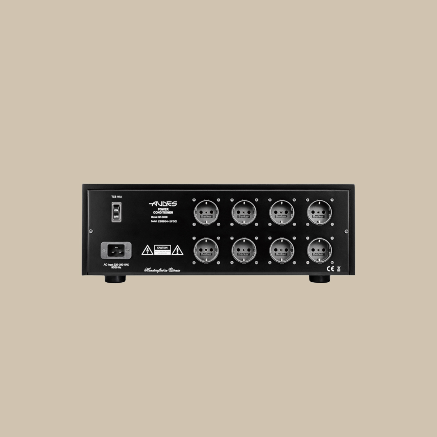 På baksidan av TT-3000DC finns åtta runda eluttag, redo att ladda upp din utrustning, med strömbrytare och säkring - allt för musikens bästa.
