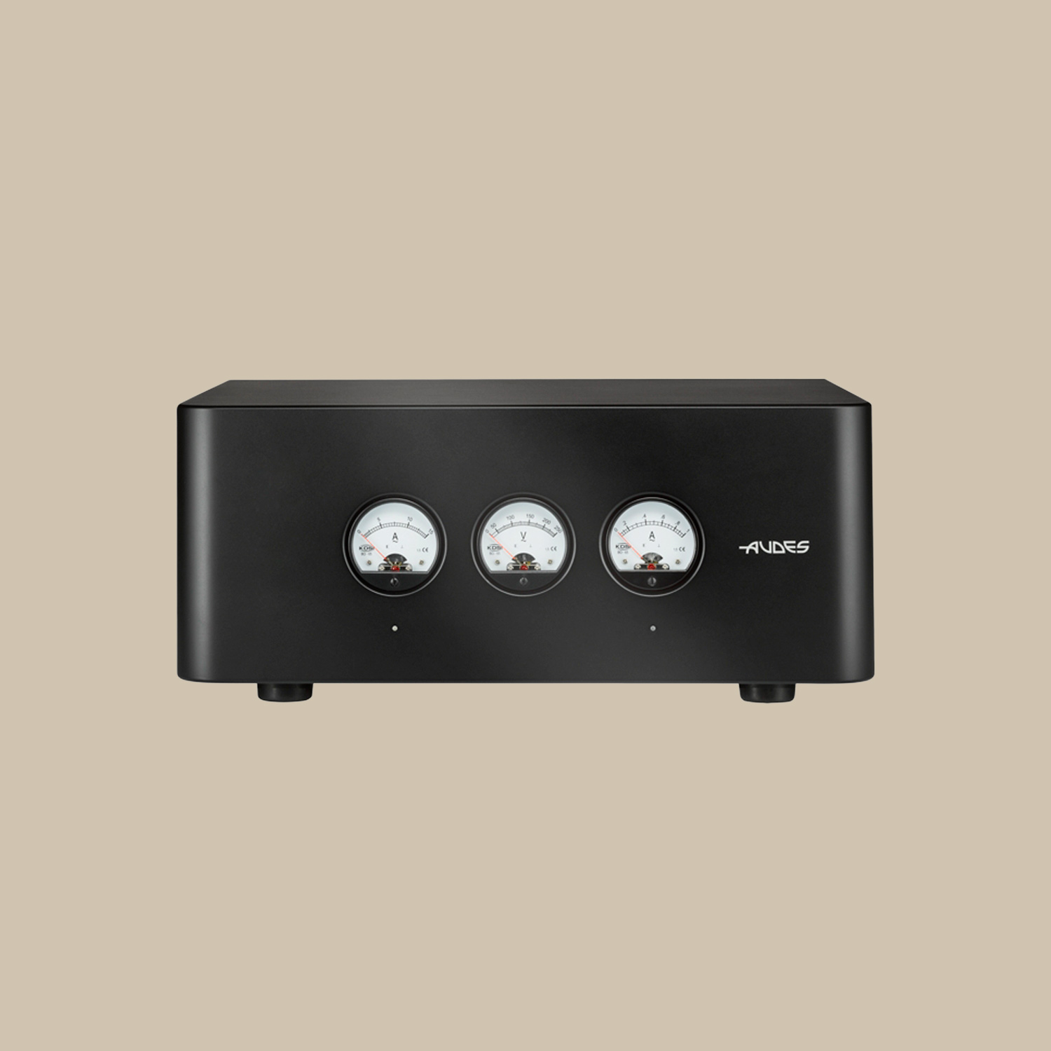 TT-3200DC, en elegant svart skönhet med tre runda analoga mätare och ANDES-märkning, väntar på musikmagi på en vanlig beige scen.