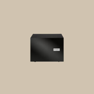 Elegant svart ST-500DC subwoofer med en vit ANDES-logotyp på framsidan, redo att pumpa bas mot en beige bakgrund.