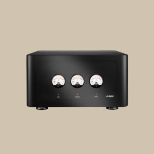 DT-3600, en elegant svart förstärkare med tre klassiska analoga mätare och glödande indikatorlampor, är redo att ge bränsle åt din musikpassion.