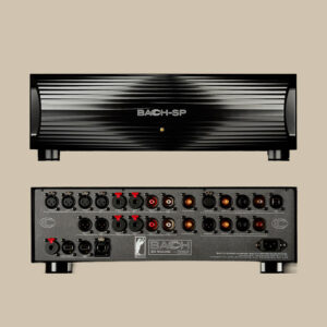 Framsidan och baksidan av den svarta BACCH SP: elegant logotyp på framsidan, baksidan full av XLR-, RCA-, HDMI- och högtalarportar för suverän ljudanslutning.