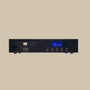 Elegant svart CD 1.1X med blå digital display, taktila reglage och en guldfärgad logotyp - redo att spela låtar; beige bakgrund.