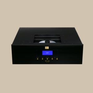 Den eleganta svarta CD 5.1X-spelaren glänser med guldfärgade knappar, digital "open"-display och CD-fack på en beigefärgad duk.