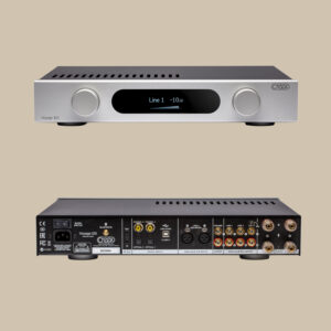 Fram och bak på Voyage i20 hifi-förstärkare - snygga rattar, lysande display och alla XLR-, RCA- och digitalportar du vill ha.