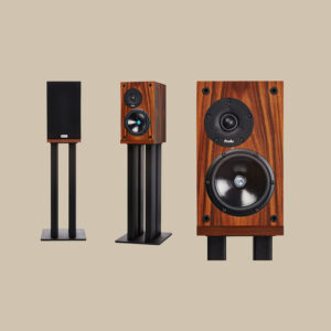 Tre Response DB1-högtalare på svarta stativ - en dold, en som visar upp sina element, plus en närbild på framsidan - redo att rocka.