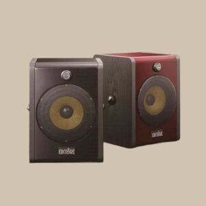 Encore5-högtalare i elegant svart och fyllig mörkröd, med djärvt gula woofers - redo att väcka beats till liv mot en beige bakgrund.