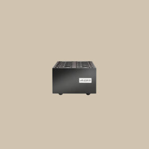 En elegant svart rektangulär PS-8DC-grill med ANDES-logotypen på framsidan mot en beige bakgrund.