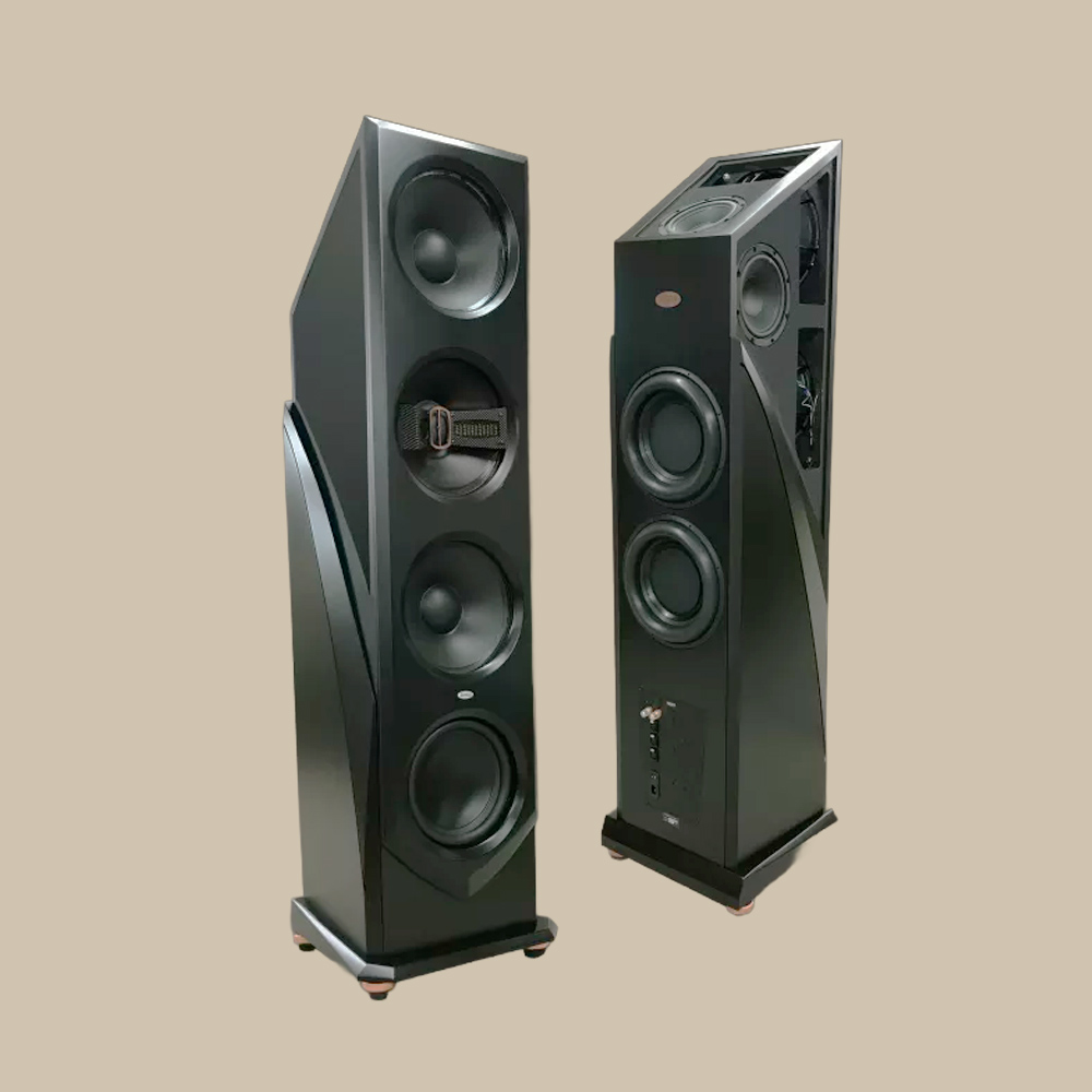 Ett par eleganta, svarta Valor-golvhögtalare med flera element och woofers står högt, fram och bak, på en slät beige scen.