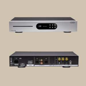 Elegant Voyage CD-spelare i silver och svart, framtill med display och kortplats, baktill med RCA-, XLR- och digitala ljudportar samt strömförsörjning.