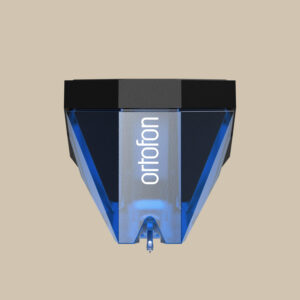 Zoomar in på Ortofon 2M Blue-pennan med dess blåsvarta design och djärva vita logotyp - redo att ge liv åt vinylmagin.