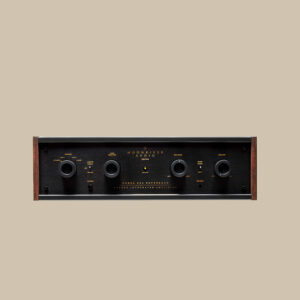 404 Reference Integrated, en elegant hifi-förstärkare i svart och trä, har fyra släta rattar och "Moonriver Audio" på beige.