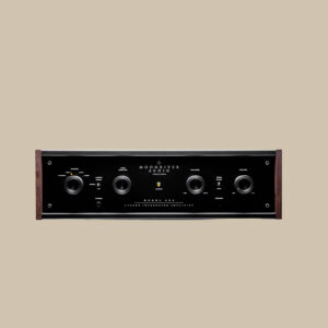 404 Integrated från Moonriver Audio - elegant svart förstärkare, släta träsidor, så många rattar för att få till det perfekta ljudet.