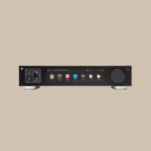 RS451 stereo lyser med en digital display, hörlursuttag för varje set och taktila rattar, redo att spela på en beige scen.