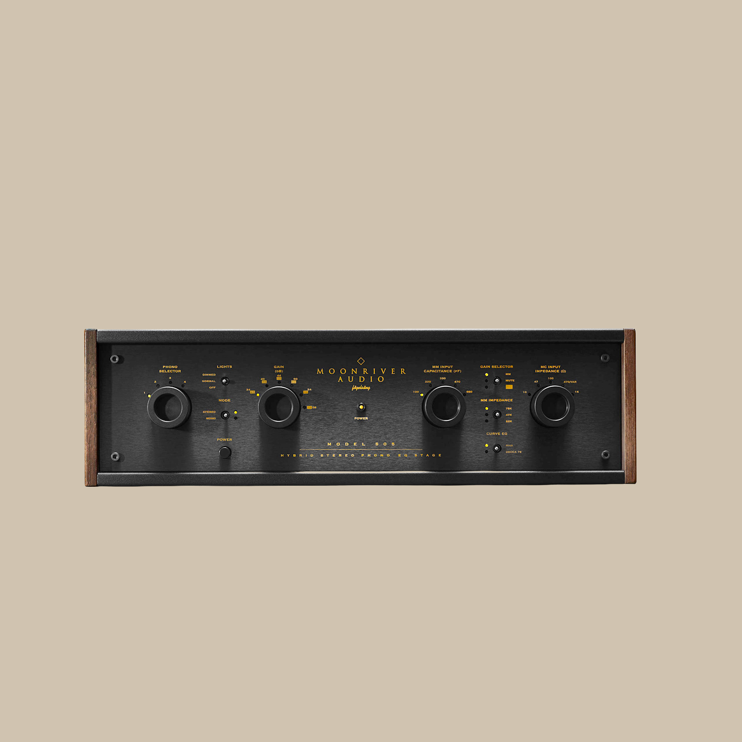 505 Hybrid Phono Stage - elegant svart med sidor i lyxigt trä och gyllene bokstäver, fyra rattar redo att forma din ljudresa.