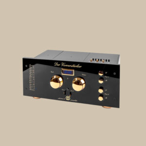 Stereoverstärkaren 6010 D är bländande i svart och guld, fullmatad med taktila rattar, knappar, "Der Vorverstärker" och en digital display.