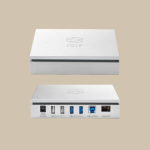 Den silverfärgade RSA720 med beteckningen "rose" lyser som en stjärna, med portar på baksidan som är redo att ansluta din musik - ström, USB 2.0/3.0, Ethernet.