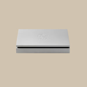 En elegant, rektangulär silverfärgad kompaktlåda med RSA780 stämplat som ett skivmärke på locket, placerad på en beige scen.