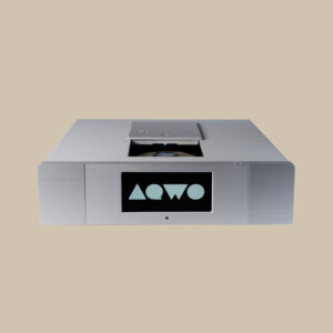 AQWO 2, ett elegant musikunderverk i silver, visar "AQWO" på den svarta skärmen och har ett öppet skivfack i beige färg.