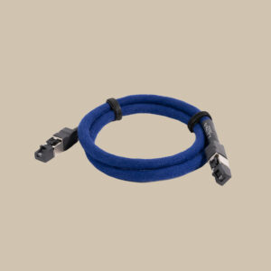En blå Ethernet-kabel med svarta kontakter och två kardborreband, perfekt avstämd mot en beige bakgrund.