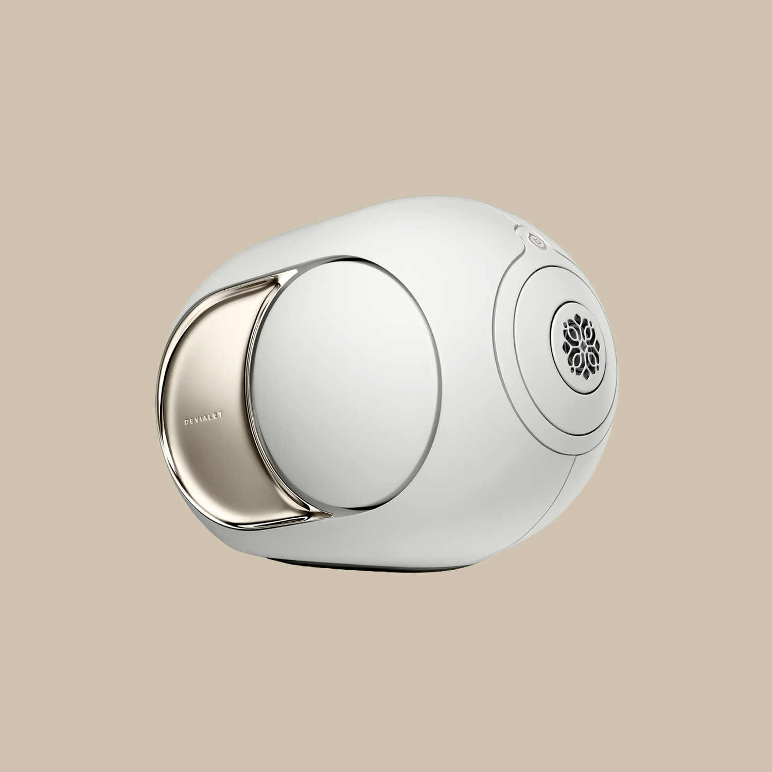 Phantom Ultimate 108 dB, en elegant oval vit högtalare med metalliska vibbar och ett konstnärligt galler, är redo att rocka loss på beige.