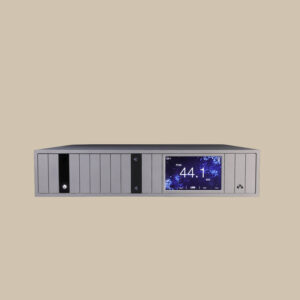 DSC, ett elegant silverfärgat ljudunderverk, har en digital 44.1-display och knappar på framsidan - redo att ljudsätta ditt utrymme med stil.