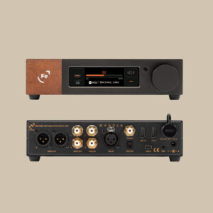 Framsida och baksida av Wandla-ljudenheten - elegant display, smidig kontrollratt, XLR, RCA, USB, AES/EBU, nätportar; kraftig brun accent.