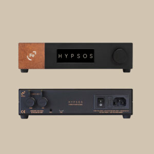 Framsida och baksida av Hypsos Dual Output HiFi-nätaggregat - display, ratt och brun accent på framsidan, proffsiga ingångar och specifikationer på baksidan.