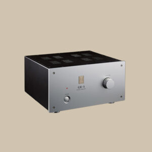 GE-1, en elegant phono-förförstärkare i silver och svart med en djärv volymknapp, utlovar rent vinylljud mot en beige bakgrund.