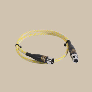 HIJIRI HDG Million, en livligt gul flätad XLR-kabel med eleganta kontakter i svart och guld, lockar i en jämn cirkel på beige.