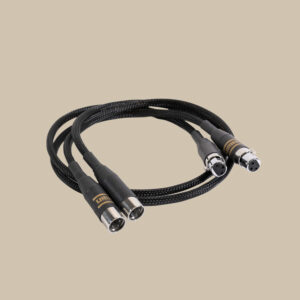 HIJIRI HCI X10 svart flätad XLR-kabel, med två han- och två honkontakter, redo att förstärka ljudet, vilar på beige.