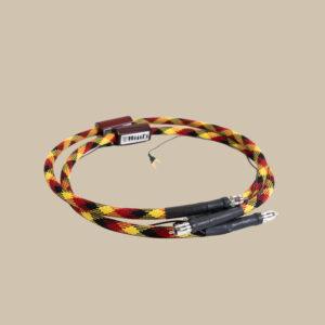En livfull, flätad kabel i rött, gult och svart med snygga metallkontakter och en "HIJIRI HGP-10R MILLION"-box - en utrustning redo att rocka.