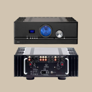 Fram- och bakifrån på INT-60 svart hifi-förstärkare, digital display, blå volymknapp, massor av portar - ljudglädje väntar.