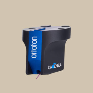 Ortofon MC Cadenza Blue-kassetten, i elegant svart och blått, vilar på beige - redo att förvandla varje groove till ren musikalisk lycka.