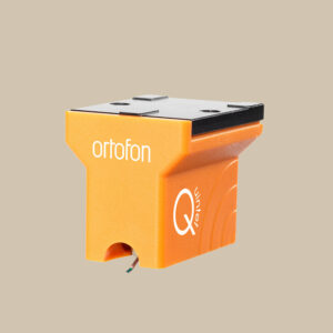 Den livfulla orange Ortofon MC Quintet Bronze-kassetten, logotypen och det coola vita Q:et på sidan, redo att snurra vinylmagi, dyker upp på beige.