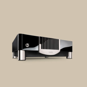 N15, en slående svart och silverfärgad ljudförstärkare med ventilationsöppningar och metallfötter, är ren minimalism - redo att lyfta din spellista.