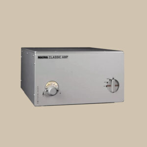 Nagra Classic Amp, en elegant silverfärgad skönhet med en djärv analog urtavla och taktila reglage, står redo mot en enkel beige bakgrund.