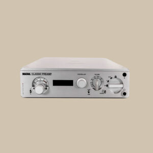 Framsidan av den eleganta silverfärgade Nagra Classic Preamp, med rattar och digital display redo att leverera ren, audiofil ljudmagi.