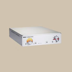 Nagra Classic Phono, en elegant silverfärgad skönhet med sin signaturmätare och taktila rattar, väntar på att få snurra vinylmagi på beige.