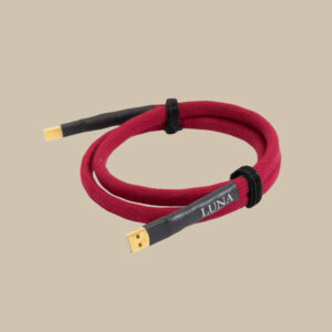 En röd flätad USB-kabel, guldpläterade kontakter som träffar varje ton, LUNA-etiketten som huvudattraktion, perfekt upprullad på en beige scen.