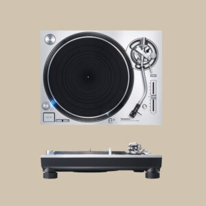Den ikoniska silverfärgade Technics SL-1200GR2 skivspelaren glänser med sin svarta tallrik och smidiga kontroller, redo att skapa magi på beige.