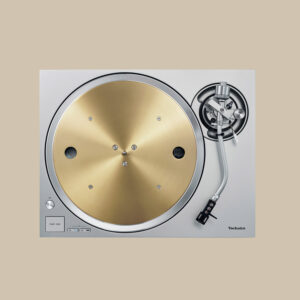 Skivspelaren SL-1300G glänser med en tallrik i guld, en elegant tonarm i silver och taktila kontroller - Technics-logotypen skiner under.